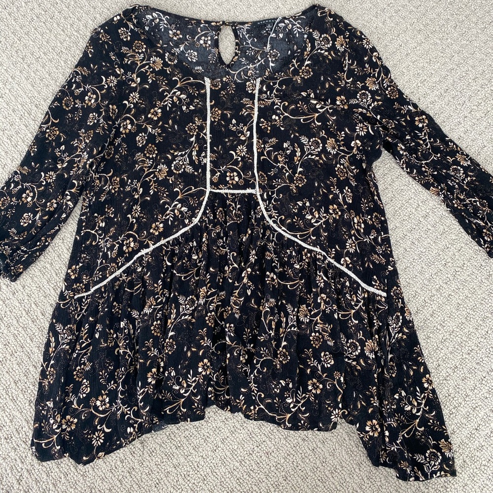 Black and beige casual top